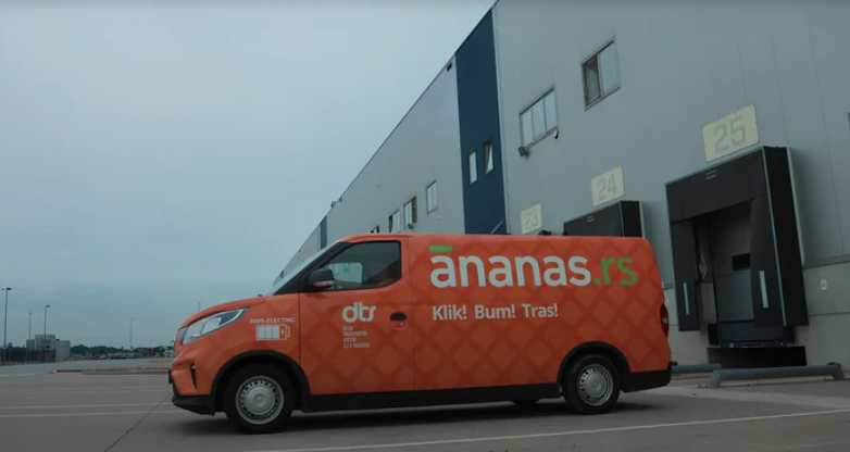 ananas-delivery-vehicle